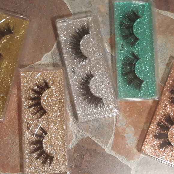 EYELASHES - Picture 4 of 4